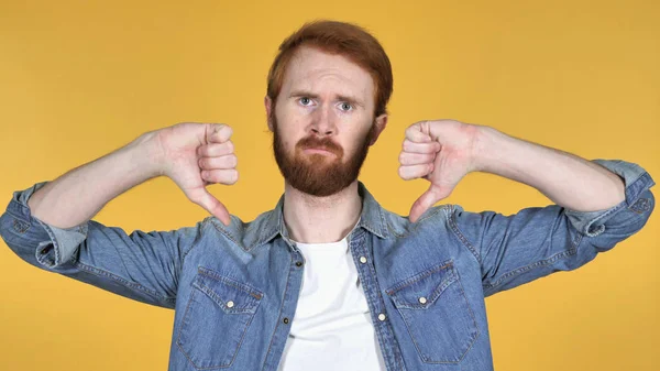 Redhead Uomo Gesturing Pollice Giù Isolato Sfondo Giallo — Foto Stock