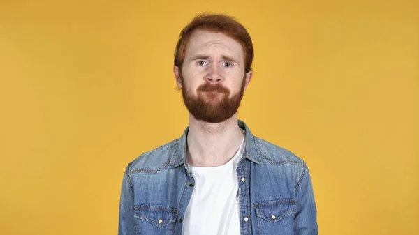 Rousse Homme Secouant Tête Pour Rejeter Isolé Sur Fond Jaune — Photo