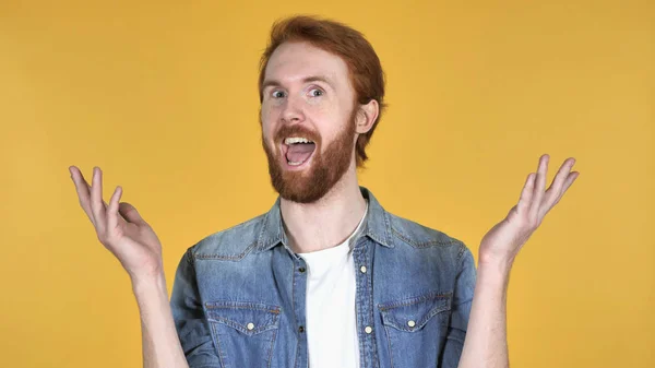 Wow Happy Amazed Redhead Man Terkejut Oleh Gift Terisolasi Yellow — Stok Foto