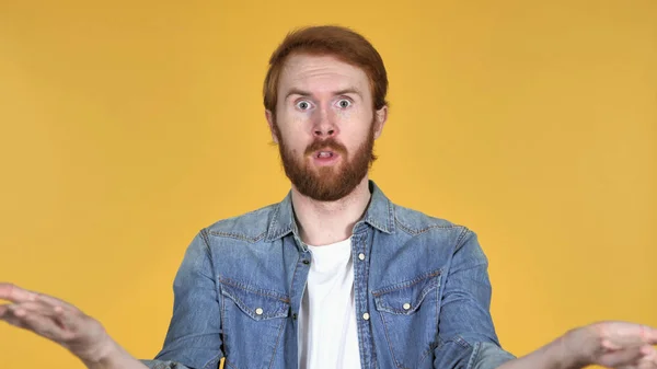 Fighting Angry Redhead Man Isolated Yellow Background — Stock Photo, Image