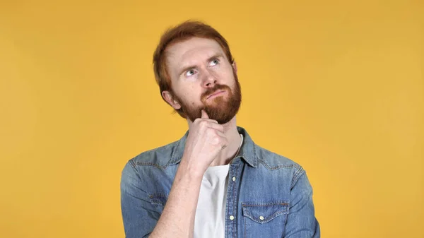 Pensant Rousse Homme Une Nouvelle Idée Isolé Sur Fond Jaune — Photo