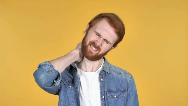 首の痛み 黄色の背景と赤毛の男 — ストック写真