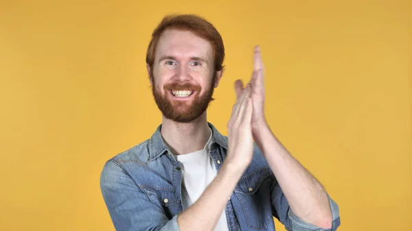 Applaudissant Rousse Homme Applaudissements Isolé Sur Fond Jaune — Photo