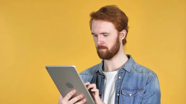 Roodharige Man Surfen Internet Tablet — Stockfoto