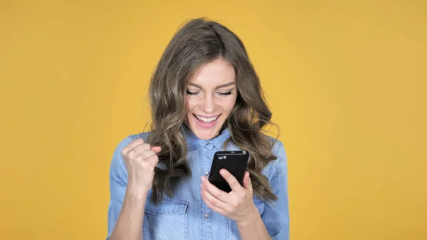 Chica Joven Emocionada Por Éxito Mientras Utiliza Teléfono Inteligente Aislado — Foto de Stock