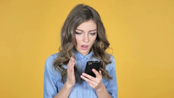 Chica Joven Shock Mientras Usa Smartphone Aislado Sobre Fondo Amarillo — Foto de Stock