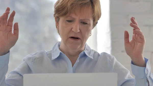 Förlust Frustrerad Gammal Kvinna Som Arbetar Laptop — Stockfoto