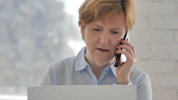 Vecchia Donna Che Parla Telefono Lavora Computer Portatile — Foto Stock