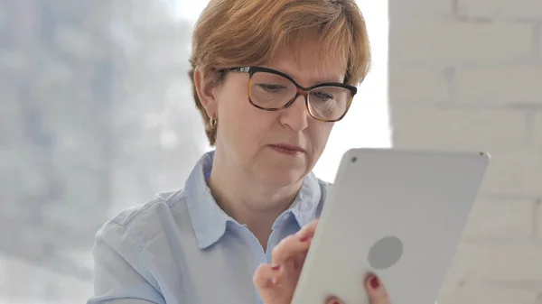 Vecchia Donna Che Utilizza Tablet Navigare Internet — Foto Stock