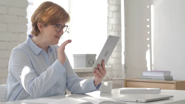 Chat Vídeo Línea Vía Tablet Old Woman Lugar Trabajo — Foto de Stock