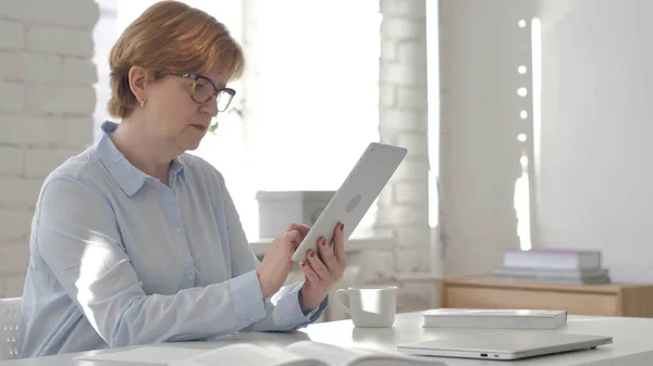 Anciana Usando Tableta Lugar Trabajo — Foto de Stock