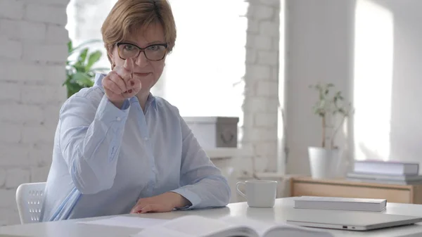 Vieja Señalando Con Dedo Cámara Lugar Trabajo — Foto de Stock