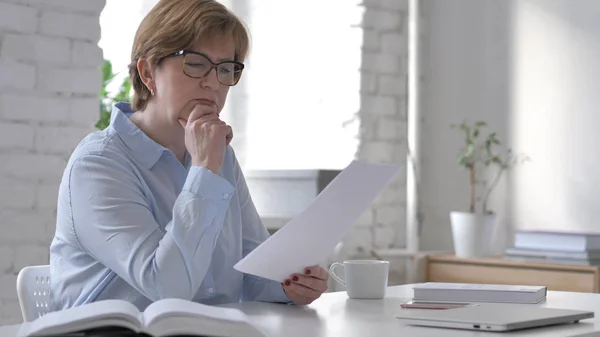 Anciana Pensativa Leyendo Documentos Lugar Trabajo Idea Lluvia Ideas — Foto de Stock