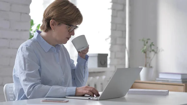 Anciana Tomando Café Lugar Trabajo — Foto de Stock