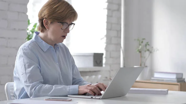 Mujer Vieja Tensa Trabajando Ordenador Portátil — Foto de Stock