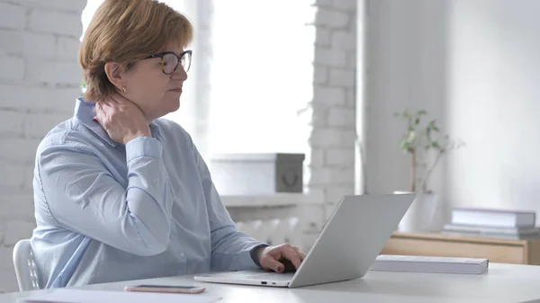 Mujer Vieja Con Dolor Cuello Trabajando Ordenador Portátil — Foto de Stock