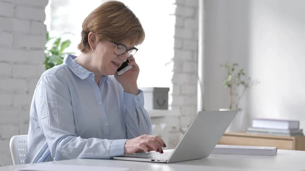 Trabajar Anciana Hablando Por Teléfono — Foto de Stock