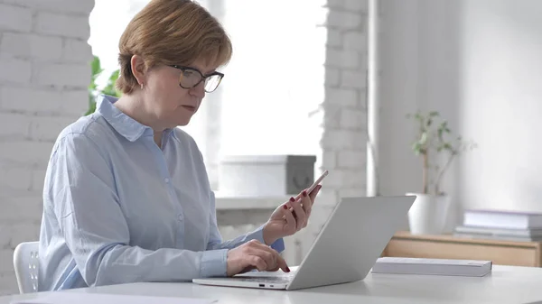 Vieja Mujer Trabajando Ordenador Portátil Smartphone — Foto de Stock