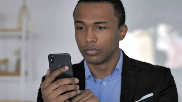 Empresario Africano Usando Smartphone Para Comercio Línea —  Fotos de Stock