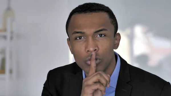 Retrato Del Empresario Africano Haciendo Gestos Silencio Dedo Los Labios — Foto de Stock