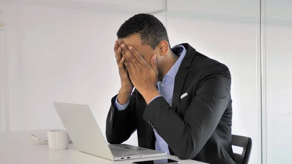 Verlies Gefrustreerd Afrikaanse Zakenman Die Laptop Werkt — Stockfoto