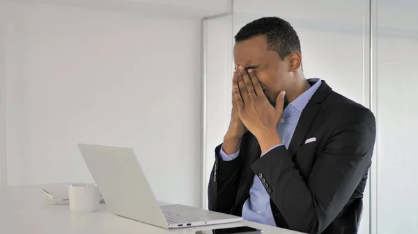 Empresario Africano Enojado Frustrado Que Trabaja Ordenador Portátil —  Fotos de Stock