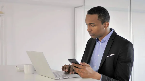 Empresario Africano Trabajando Smartphone Laptop Oficina —  Fotos de Stock