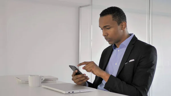 Empresario Africano Usando Smartphone Escribiendo Mensaje —  Fotos de Stock