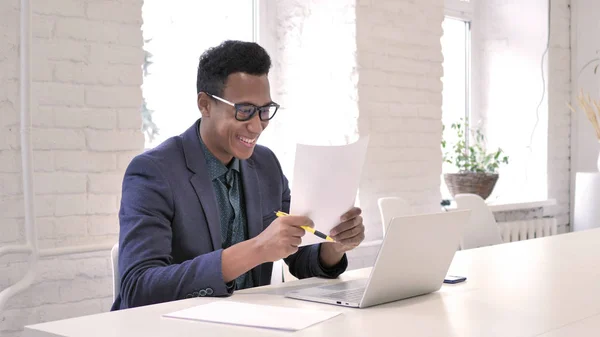 Afrikansk Man Firar Framgångar Samtidigt Läsa Dokument Office — Stockfoto