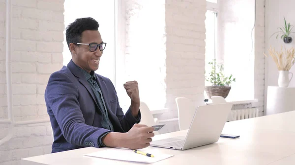 Framgångsrika Online Shopping Kreditkort Laptop Afrikansk Man — Stockfoto