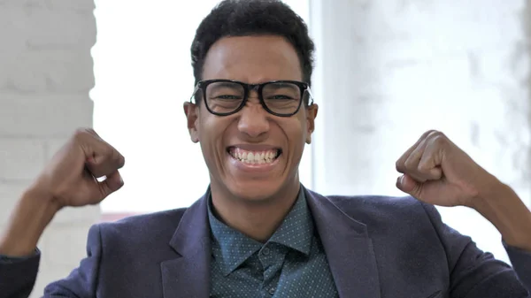 Primer Plano Del Hombre Africano Emocionado Celebrando Éxito — Foto de Stock