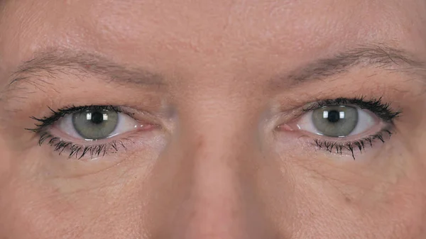 Gros Plan Sur Les Beaux Yeux Clignotants Vieille Femme — Photo