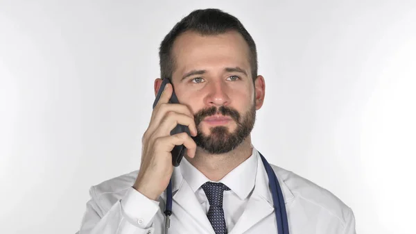 Viejo Doctor Hablando Smartphone Fondo Blanco —  Fotos de Stock