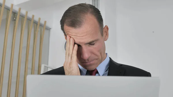 Ból Głowy Podkreślił Środkowy Biznesmen Wieku Pracy Laptopie — Zdjęcie stockowe