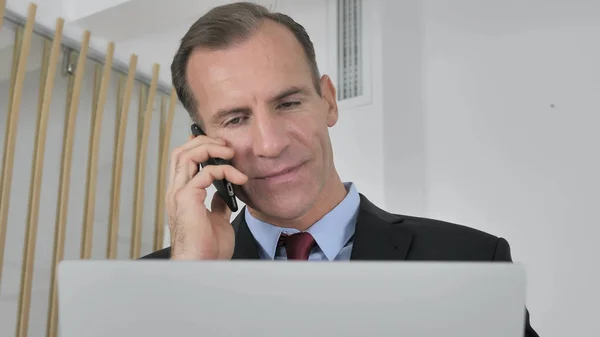 Középkorú Üzletember Beszél Telefonon Ügyfélszolgálati Tárgyal — Stock Fotó