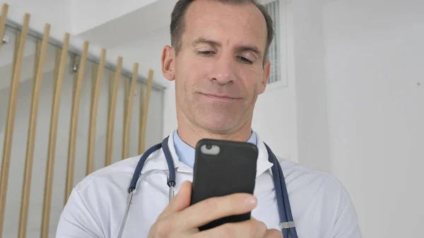 Doctor Usando Smartphone Para Internet —  Fotos de Stock