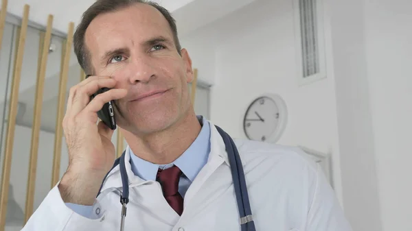 Lekarz Mówi Telefon Pacjentem — Zdjęcie stockowe