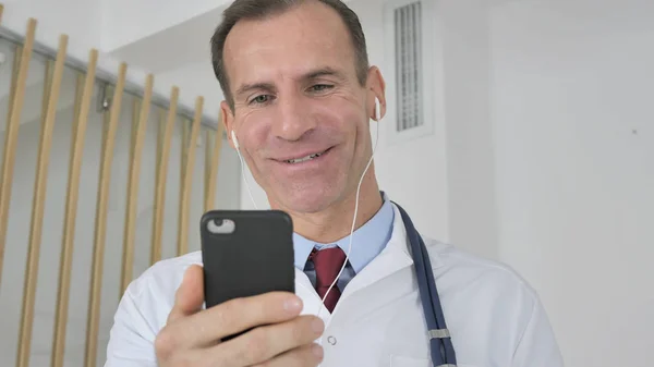 Doktorun Smartphone Cep Telefonu Ile Video Sohbet — Stok fotoğraf