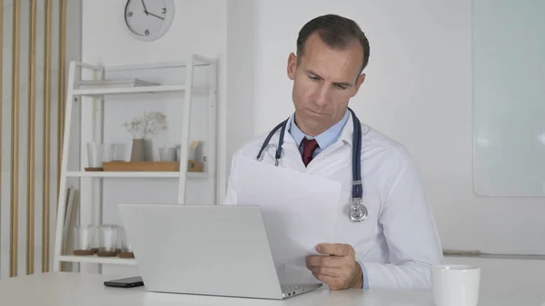 Arzt Liest Medizinische Papiere Büro — Stockfoto