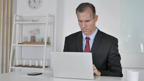 Biznesmen Pracujący Laptopie — Zdjęcie stockowe