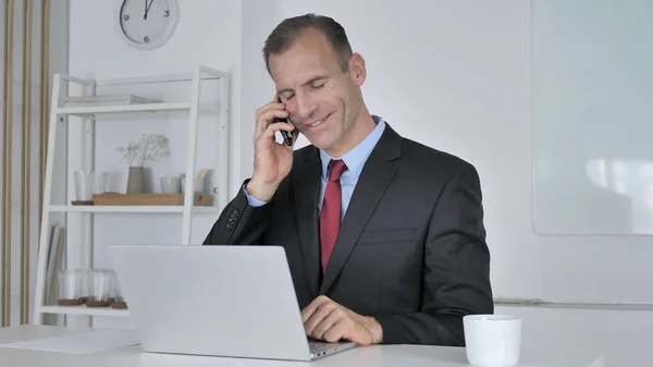 Empresário Meia Idade Conversando Por Telefone Negociando Com Cliente — Fotografia de Stock