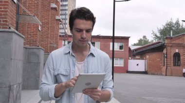 Adam sokakta yürürken tarafından tablet online görüntülü sohbet