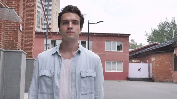 Sokakta yürüyen genç Casual adam