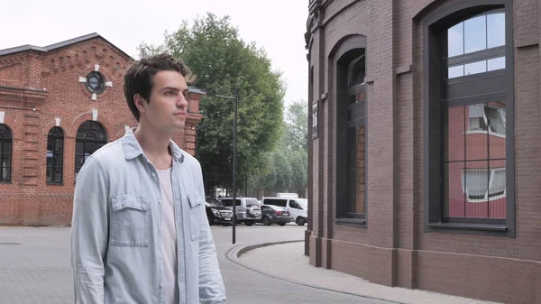 Sokakta yürüyen genç Casual adam