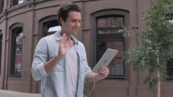 Online Video Chat Tablet Walking Man Street — Stock Photo, Image