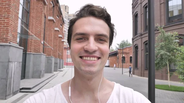 Online Video Chatten Door Man Lopen Straat Weergave Van Webcam — Stockfoto