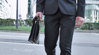 Yürüyen işadamı el çantası yakın çekim