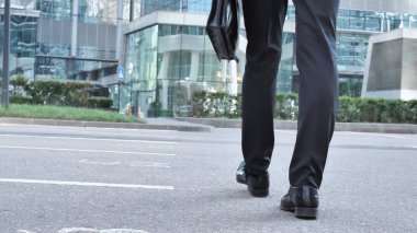 Bacaklar işadamı, el çantası elinde tutan yürüyüş