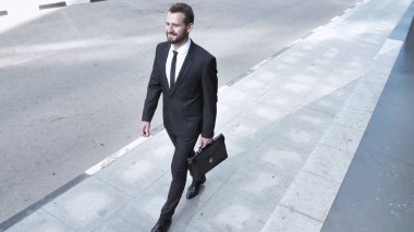 Office için yürüyen genç işadamı