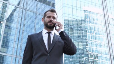 Office dışındaki telefon konuşurken işadamı